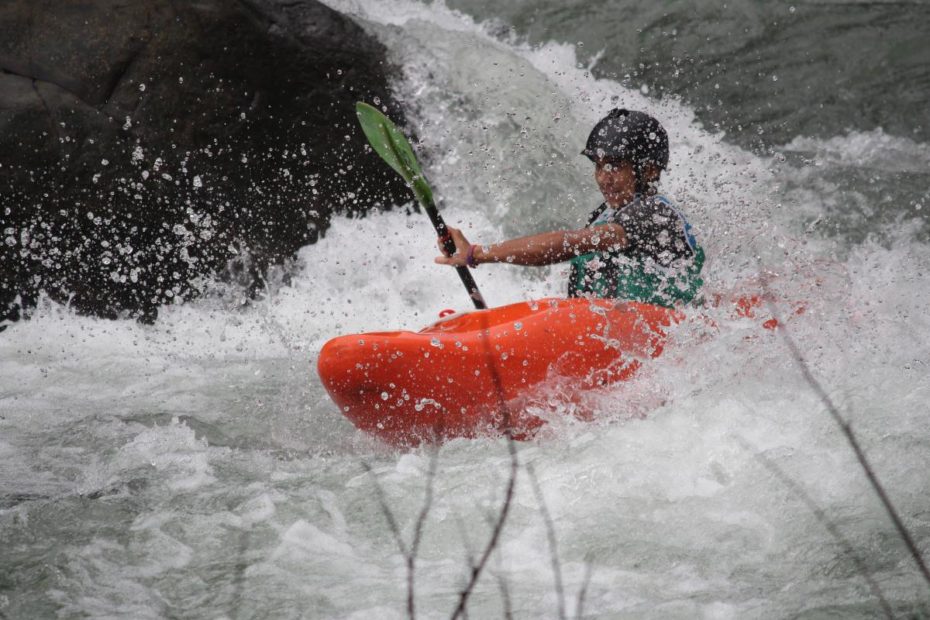 Whitewater Kayaking : A comprehensive guide